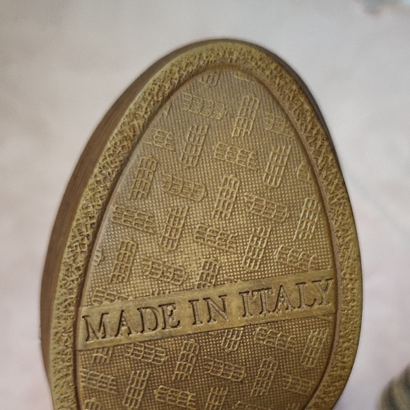 Italian Shoemakers Gold and Tan Women's Sandals Made In Italy. - Picture 4 of 8